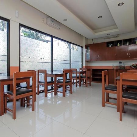 RedDoorz near Jalan Jendral Sudirman Manado Hotel Bagian luar foto