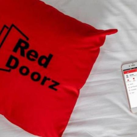 RedDoorz near Jalan Jendral Sudirman Manado Hotel Bagian luar foto