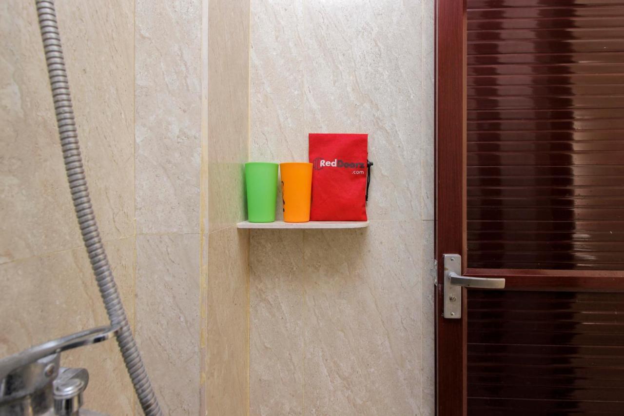 RedDoorz near Jalan Jendral Sudirman Manado Hotel Bagian luar foto