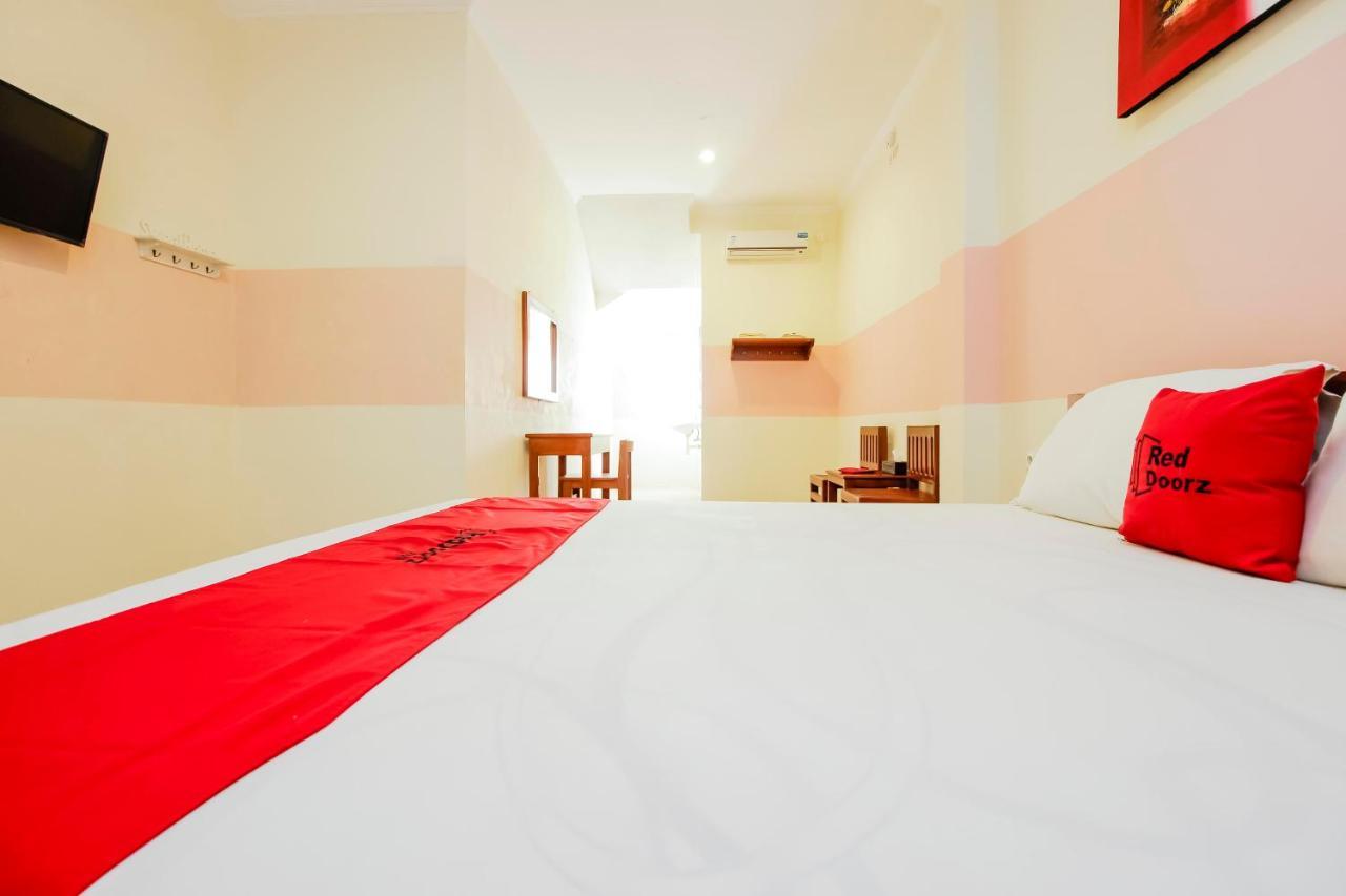 RedDoorz near Jalan Jendral Sudirman Manado Hotel Bagian luar foto