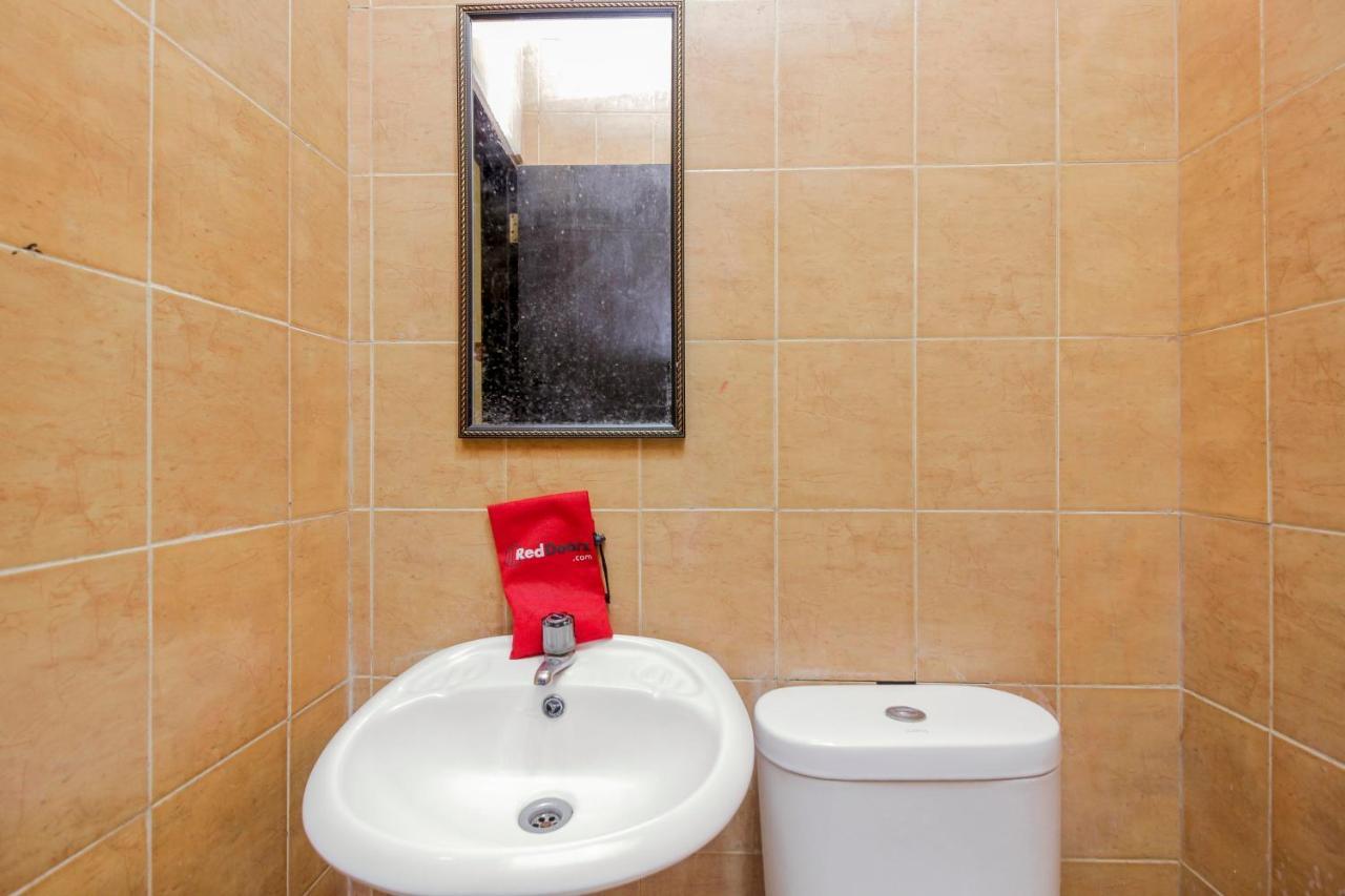 RedDoorz near Jalan Jendral Sudirman Manado Hotel Bagian luar foto