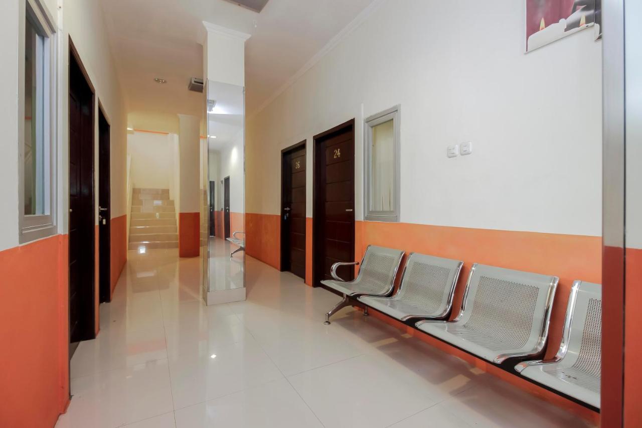 RedDoorz near Jalan Jendral Sudirman Manado Hotel Bagian luar foto