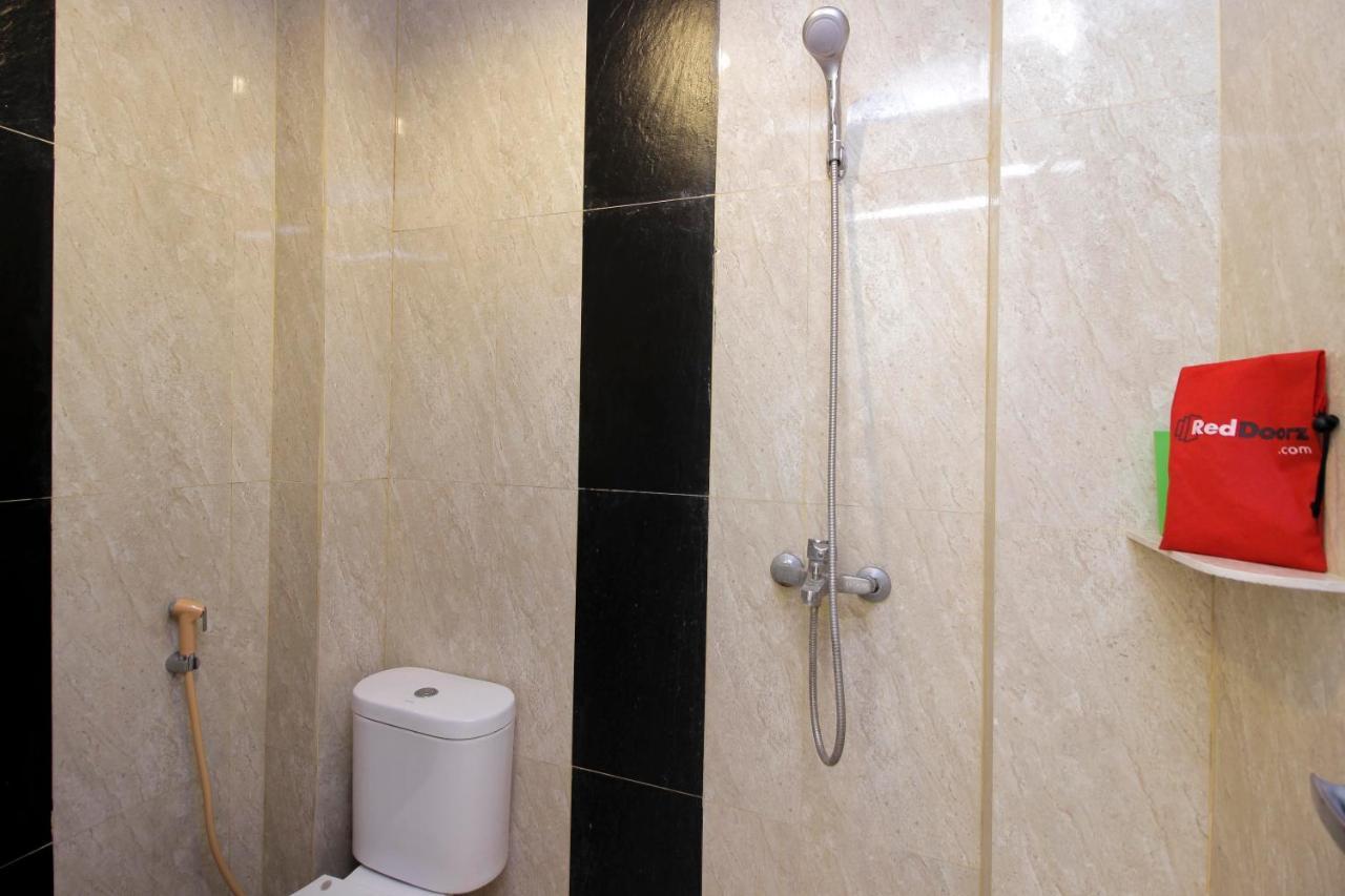 RedDoorz near Jalan Jendral Sudirman Manado Hotel Bagian luar foto