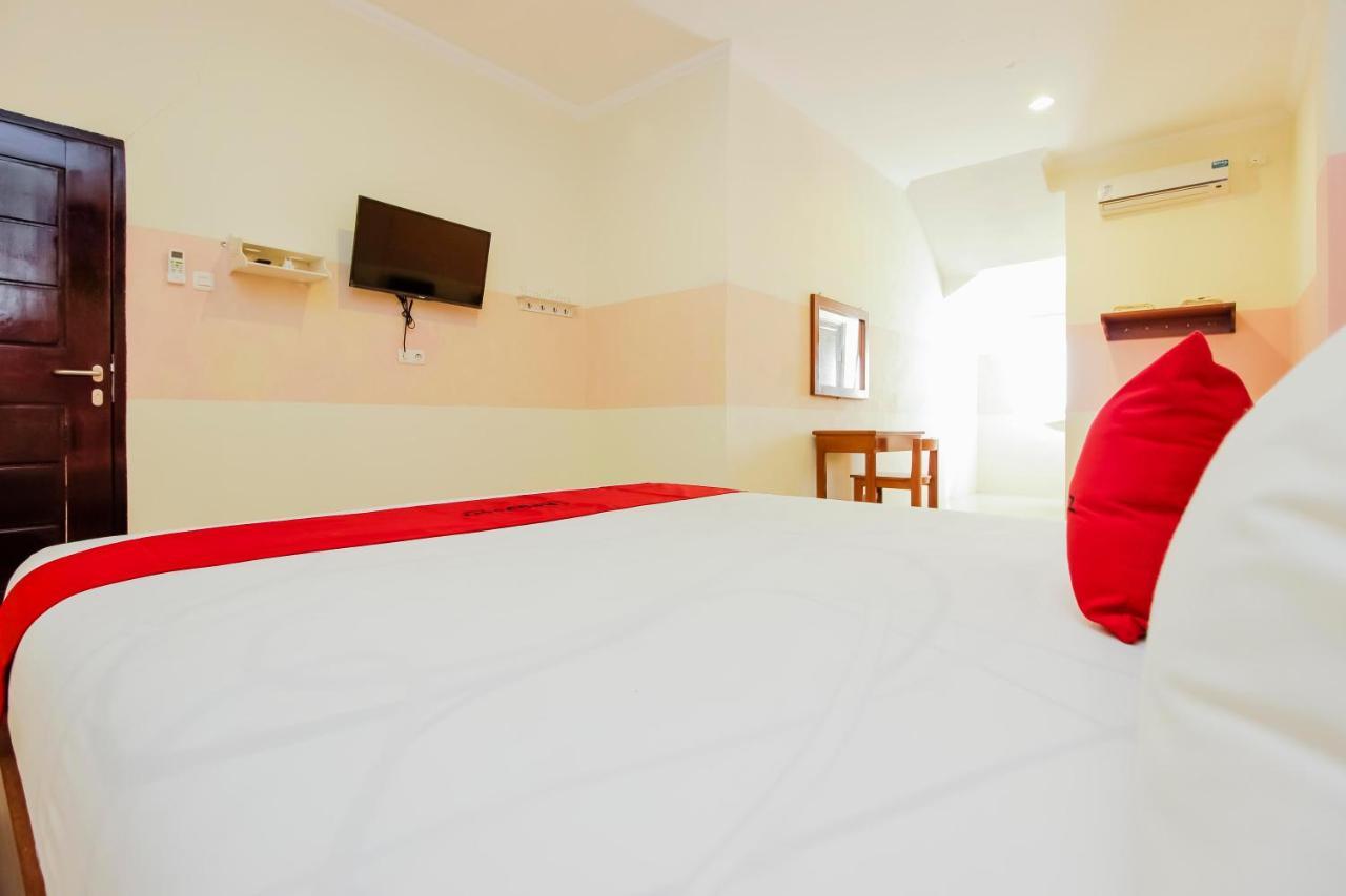 RedDoorz near Jalan Jendral Sudirman Manado Hotel Bagian luar foto