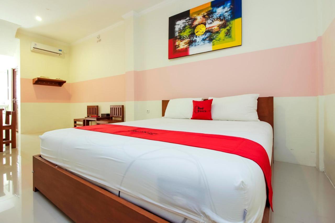 RedDoorz near Jalan Jendral Sudirman Manado Hotel Bagian luar foto