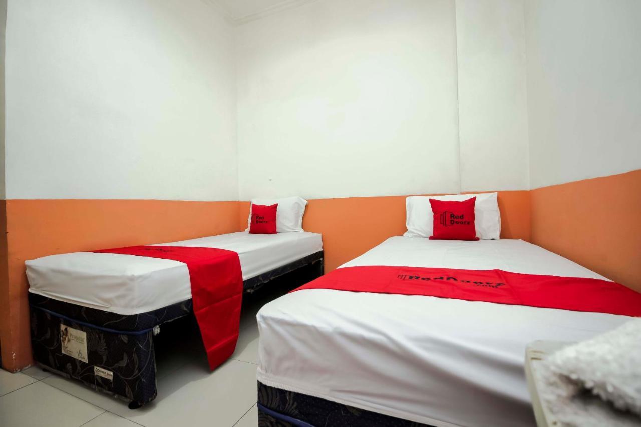 RedDoorz near Jalan Jendral Sudirman Manado Hotel Bagian luar foto