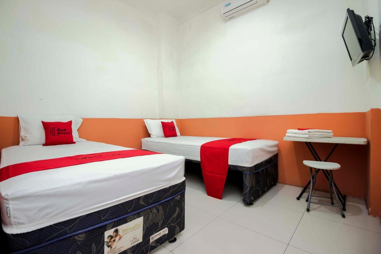 RedDoorz near Jalan Jendral Sudirman Manado Hotel Bagian luar foto