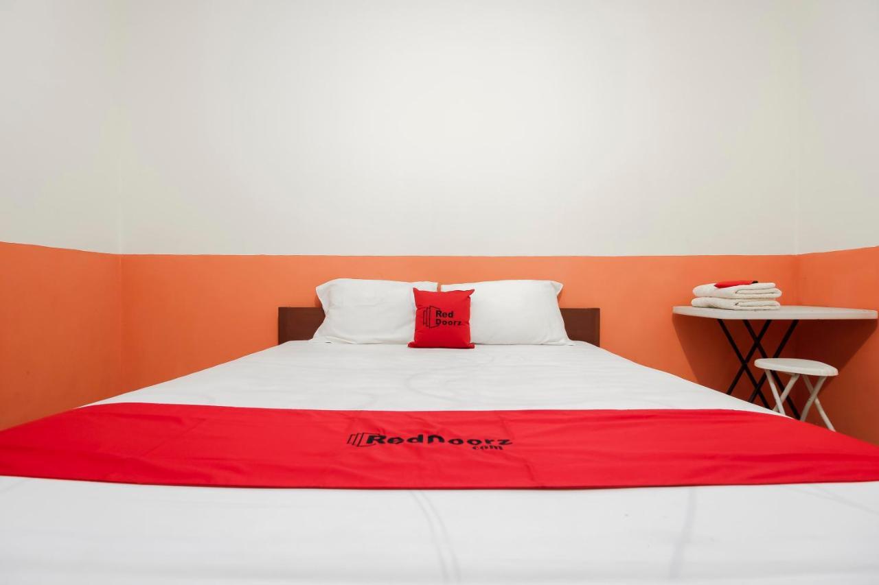 RedDoorz near Jalan Jendral Sudirman Manado Hotel Bagian luar foto