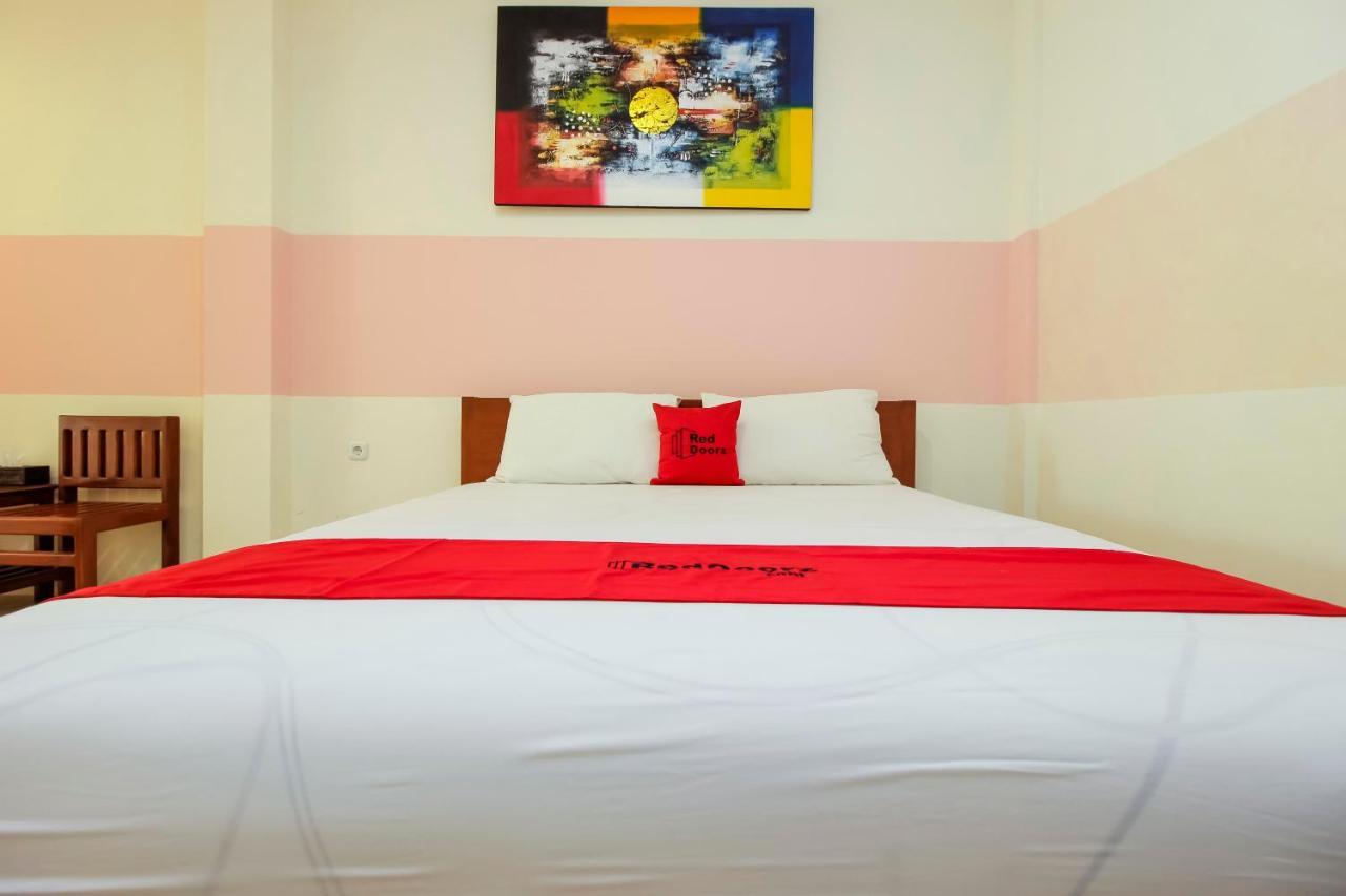 RedDoorz near Jalan Jendral Sudirman Manado Hotel Bagian luar foto