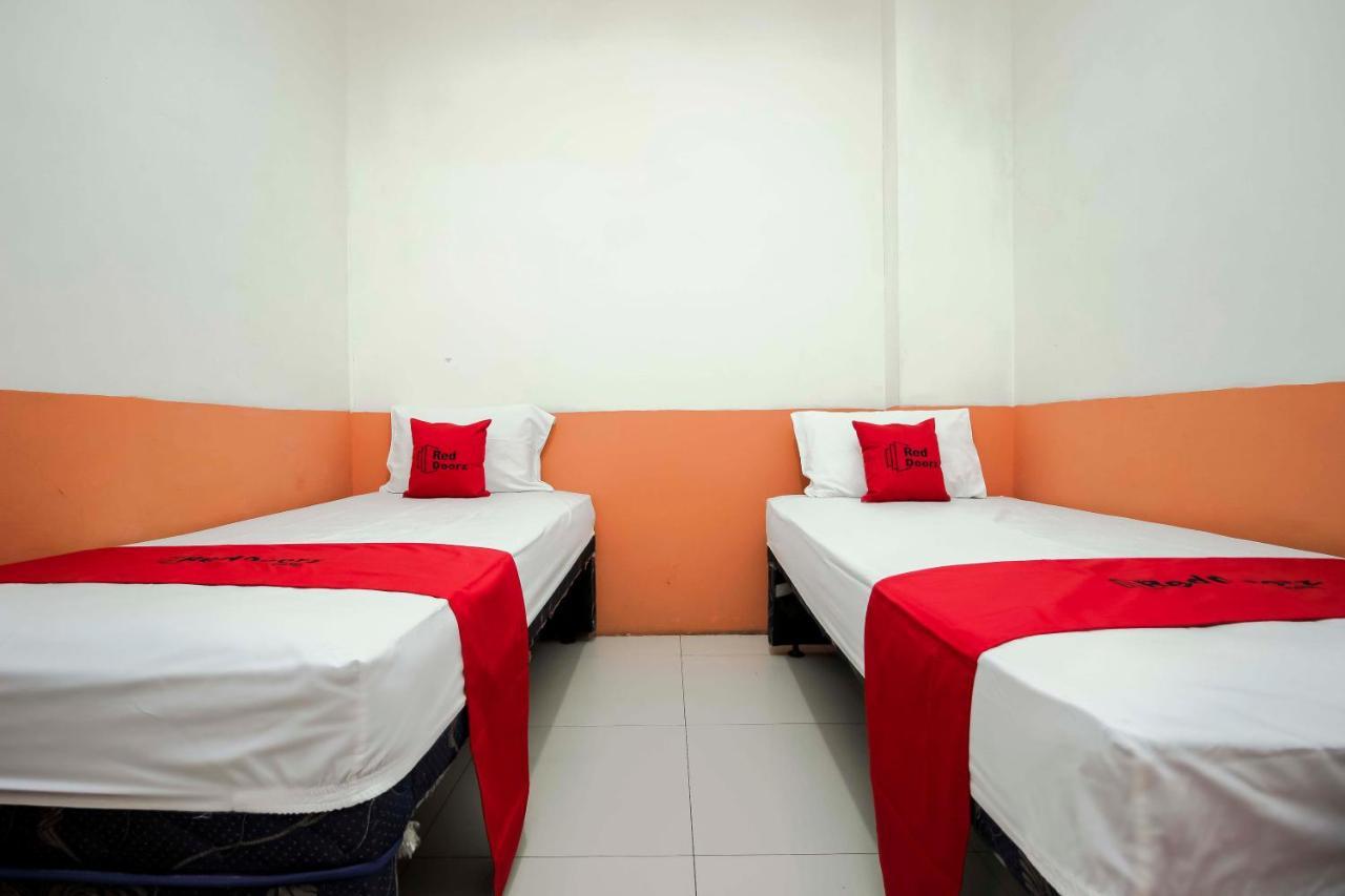RedDoorz near Jalan Jendral Sudirman Manado Hotel Bagian luar foto