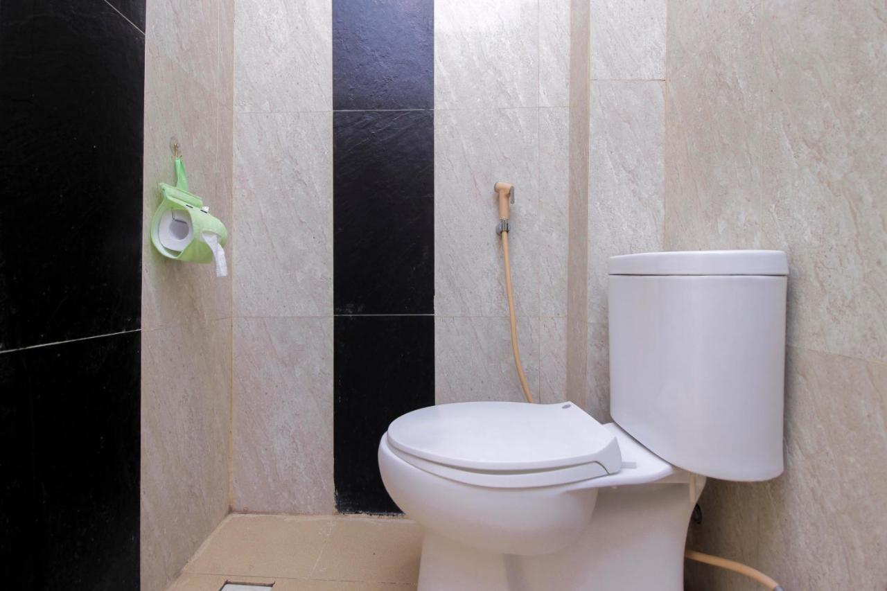 RedDoorz near Jalan Jendral Sudirman Manado Hotel Bagian luar foto