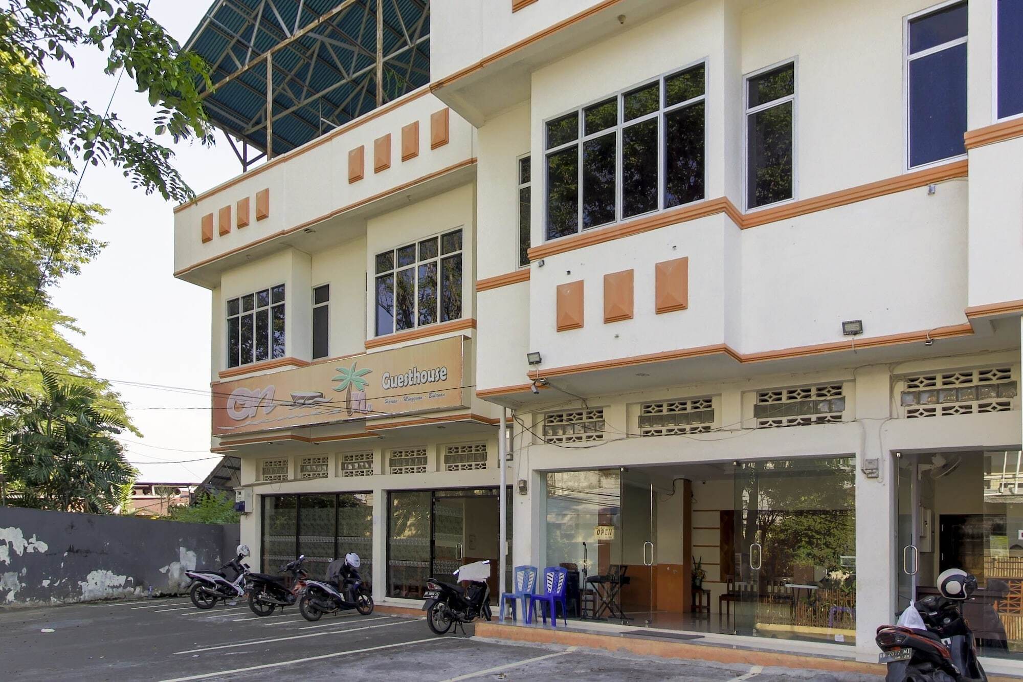 RedDoorz near Jalan Jendral Sudirman Manado Hotel Bagian luar foto